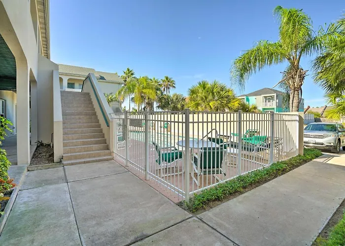 Coastal Condo W/ Pool In South Padre Island!