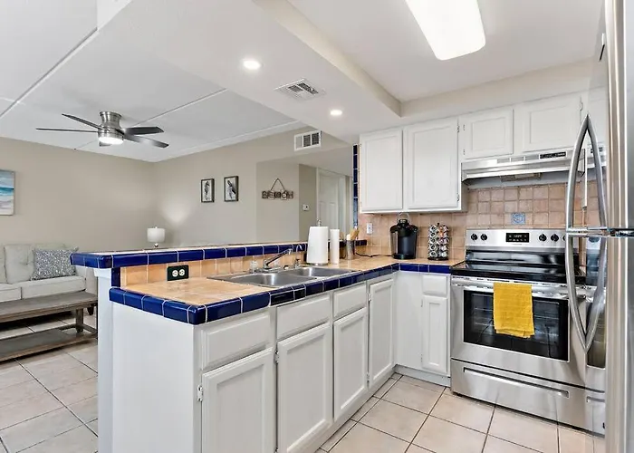 2 Bed 1 Bath Condo By Beach & Entertainment