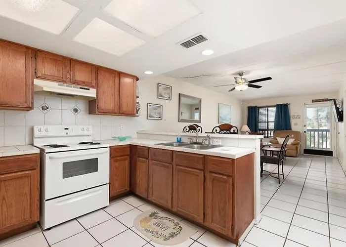 2 Bed 2 Bath Condo By Beach With Resort Pool