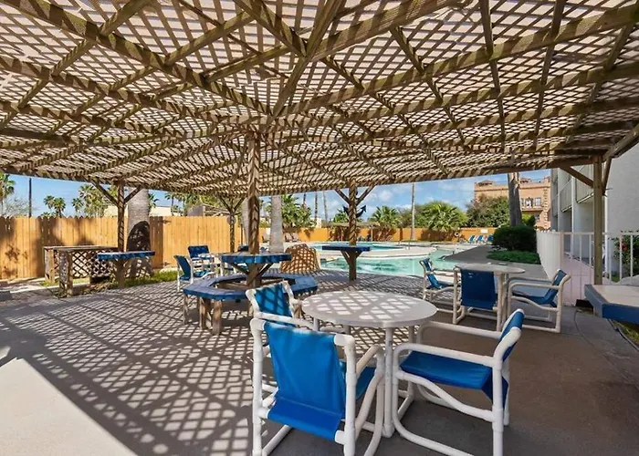 2 Bed 2 Bath Condo By Beach With Resort Pool