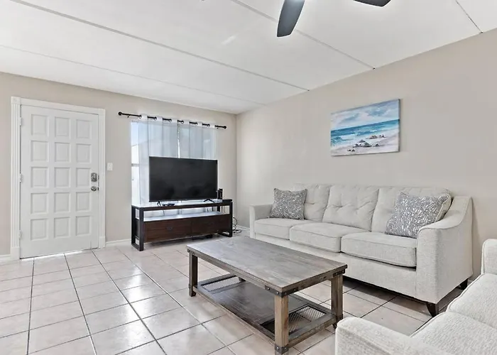 2 Bed 1 Bath Condo By Beach & Entertainment